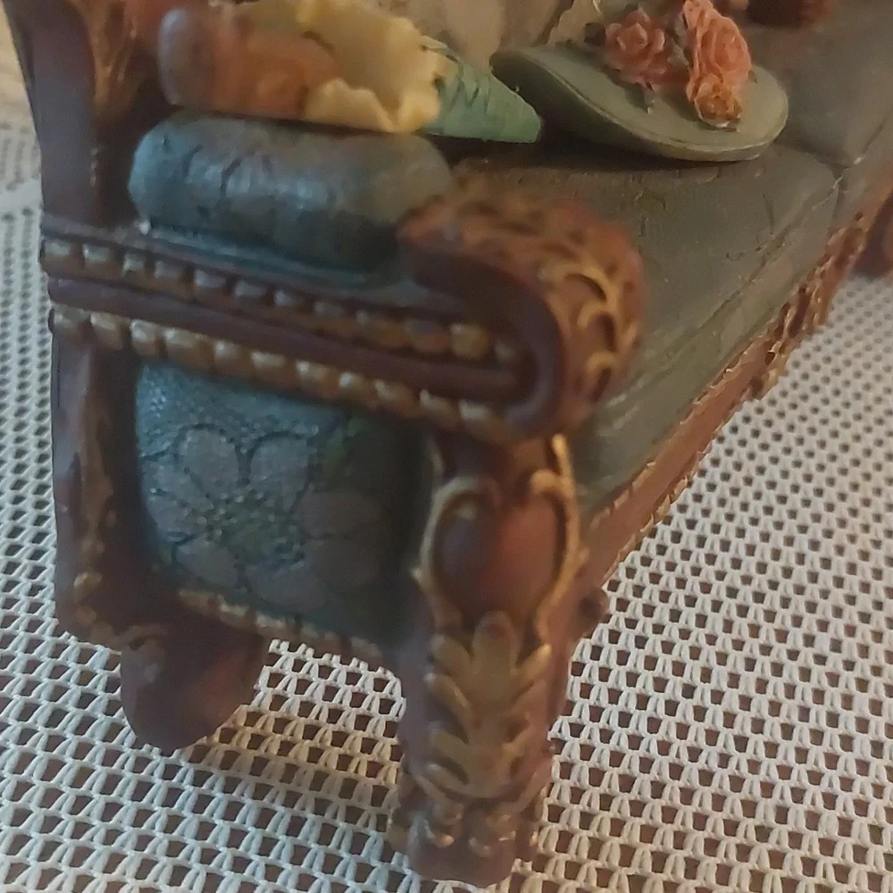 Victorian Style Loveseat Sofa Unique Picture Frame Holder